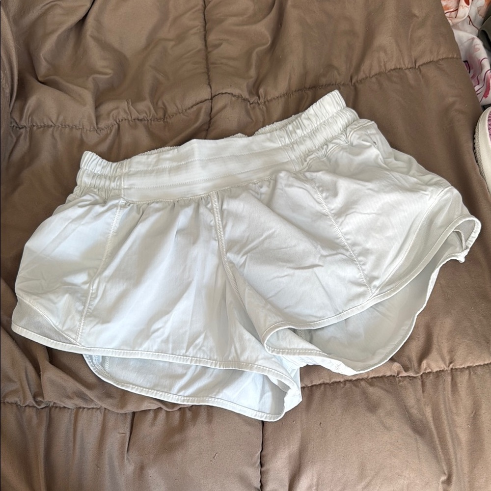 Lululemon Athletica White Athletic Shorts Breathable Elastic Waist 2.5 inch